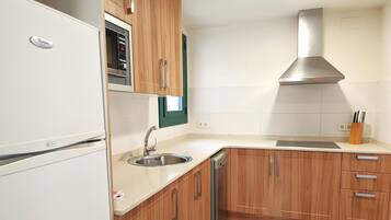 Een koelkast, een microgolfoven, een vaatwasser