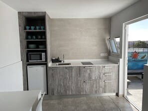 Køleskab, mikrobølgeovn, ovn, kogeplade