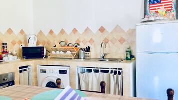 Fridge, oven, stovetop, coffee/tea maker