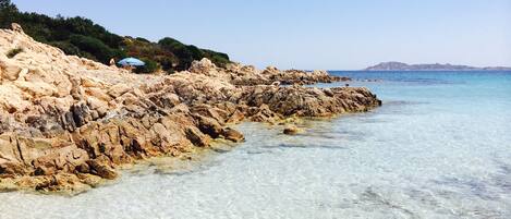 Chaises longues, serviettes de plage