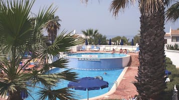 Piscina a l'aire lliure i piscina climatitzada
