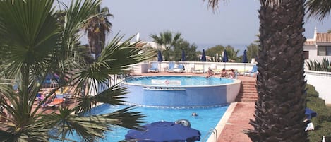 Una piscina al aire libre, una piscina climatizada
