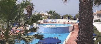 Walk to beaches,pool and town. Bright, Spacious, luxury.  A/C, WiFi, own garden.