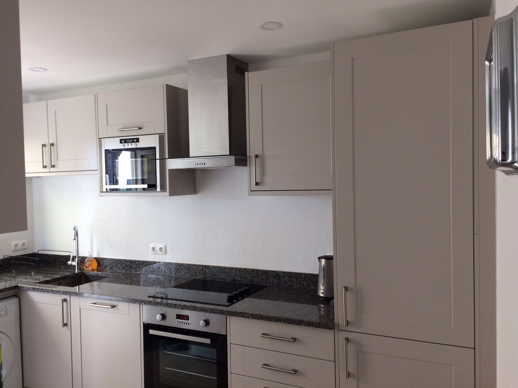 Een koelkast, een magnetron, een oven, een kookplaat