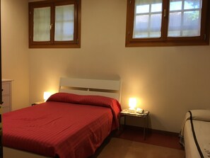 4 camere, una scrivania, ferro/asse da stiro, culla da viaggio