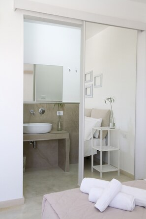 4 bedrooms, iron/ironing board, travel crib, WiFi - The garden TerraNostra pool front villa in a mini-residence in Salento (UGENTO)