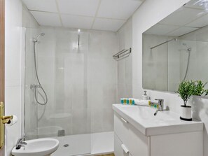 Een douche, een haardroger, handdoeken