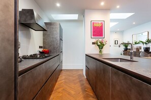 Fridge, oven, stovetop, dishwasher