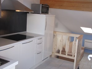 Jääkaappi, mikroaaltouuni, liesi, astianpesukone