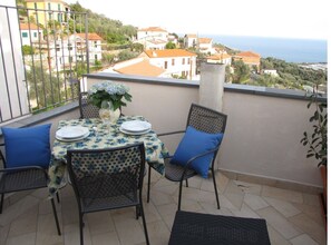 Outdoor dining - ULIVO apartment at Agriturismo Il Vecchio Mulino (Terzorio)