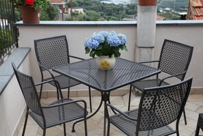 Outdoor dining - ULIVO apartment at Agriturismo Il Vecchio Mulino (Terzorio)