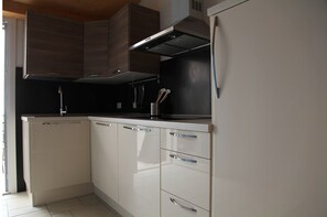 Refrigerador, microondas, placa de cocina, lavavajillas