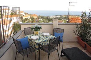Outdoor dining - ULIVO apartment at Agriturismo Il Vecchio Mulino (Terzorio)