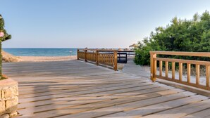 A wooden boardwalk leading to a beach with a clear view of the ocean. - Villa V1 Vale do Lobo Beach - 2 steps to the beach - free wifi - NEW (Vale de Lobo)
