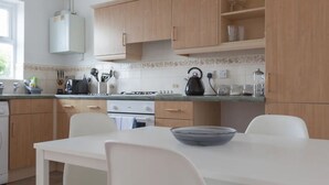 Hus - flera sängar | Eget kök | Kaffe- och tebryggare, stort kylskåp, mikrovågsugn och ugn