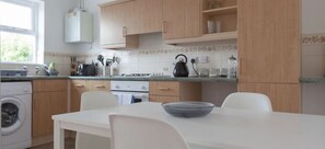 Hus - flere senge | Privat køkken | Køleskab/fryser i fuld størrelse, mikrobølgeovn, ovn, kogeplade