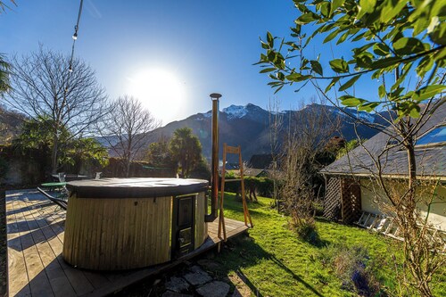 4-star gite, sleeps 6 in the Ossau valley. Wooded park with Nordic bath!
