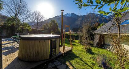 4-star gite, sleeps 6 in the Ossau valley. Wooded park with Nordic bath!