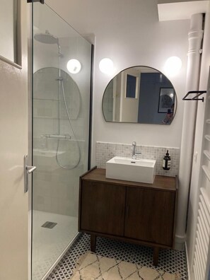 Douche, sèche-cheveux, serviettes fournies