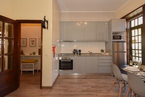 Réfrigérateur, four à micro-ondes, un four, surface de cuisson