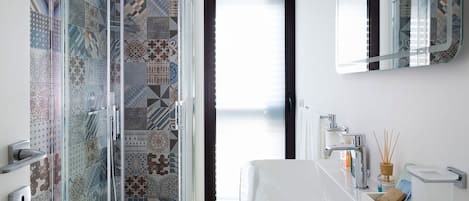 Shower, hair dryer, towels