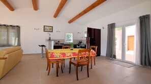 Dining - Architect's house with panoramic views of Lubéron and Ste Victoire (Cadenet)