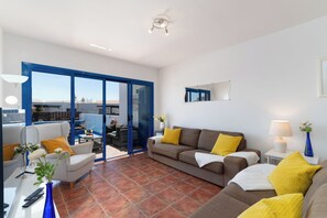 Télévision, lecteur de DVD, livres, chaîne hi-fi