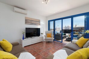 Televisión, reproductor de DVD, libros y estéreo 