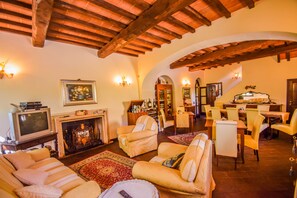 Een televisie, een open haard, een dvd-speler en tafelvoetbal