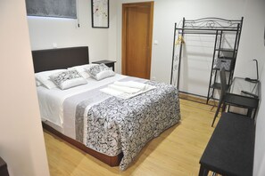 2 slaapkamers, een strijkplank/strijkijzer, gratis wifi, beddengoed