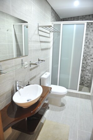Shower, hair dryer, towels, soap - Casa da Tapada_Grupo Casas Vale do Lima (Ponte de Lima)