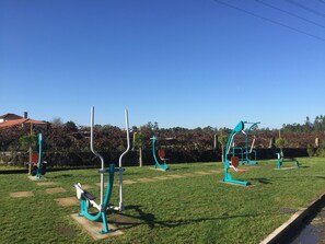 Fitnessgeräte im Freien in einem Park.