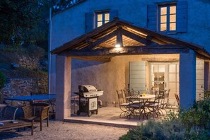 Outdoor dining - 19th Century Provencal Bastide and Infinity pool (Cotignac)