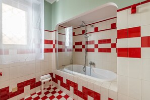 Badewanne, Haartrockner, Bidet, Handtücher