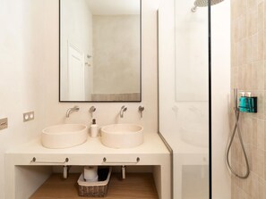 Een bad, een haardroger, handdoeken