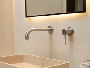 Badewanne, Haartrockner, Handtücher