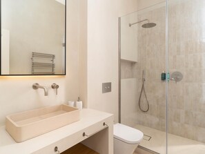 Baignoire, sèche-cheveux, serviettes fournies
