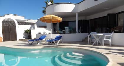 Independent Private Room (twin or double bed) with ensuite in villa with pool