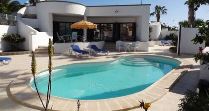 Independent Private Room (twin or double bed) with ensuite in villa with pool
