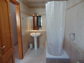 Ensemble baignoire-douche, séchoir à cheveux, bidet, serviettes fournies