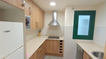 Een koelkast, een microgolfoven, een vaatwasser