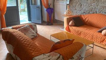 Smart-TV, DVD-Player, Bücher, Musikbibliothek