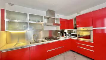 Réfrigérateur, micro-ondes, plaque de cuisson, lave-vaisselle