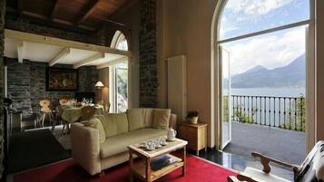 Fernseher, Kamin, DVD-Player, Stereoanlage