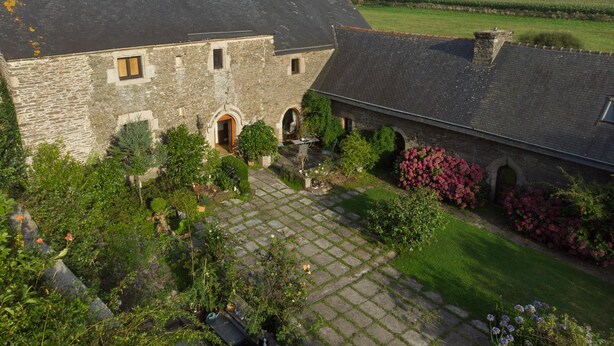 A stone building with a courtyard, surrounded by greenery and fields. - mansion - 3 rooms - 6 persons (Taulé)