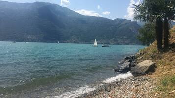 Una spiaggia nelle vicinanze