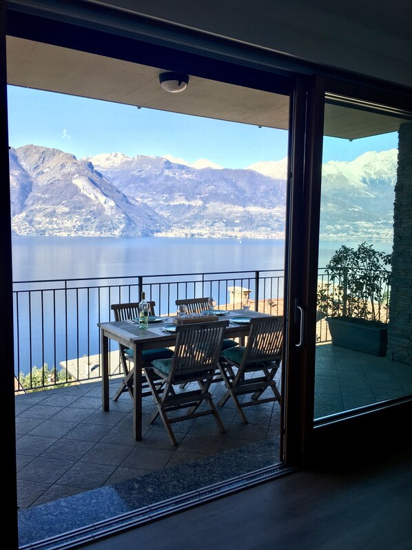 Outdoor dining - Fantastic apartment with a wonderful panoramic view of Lake Como (Dorio)