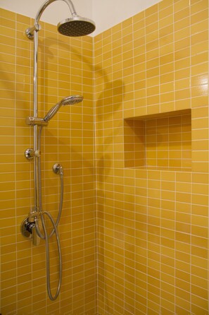 Dusche, Haartrockner, Bidet, Handtücher