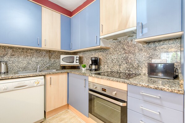 Køleskab, mikrobølgeovn, ovn, opvaskemaskine