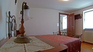 2 bedrooms, iron/ironing board, bed sheets